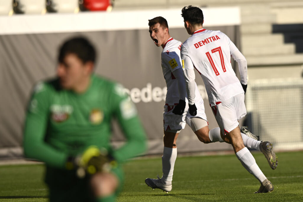 Na snímke zľava prekonaný brankár Martin Jedlička (FK DAC 1904 Dunajská Streda) a radujúci sa futbalisti Trenčína Jakub Kadák a Lucas Demitra počas zápasu 19. kola Fortuna ligy AS Trenčín - FK DAC 1904 Dunajská Streda, 14. februára 2021 v Trenčíne. FOTO TASR - Radovan Stoklasa