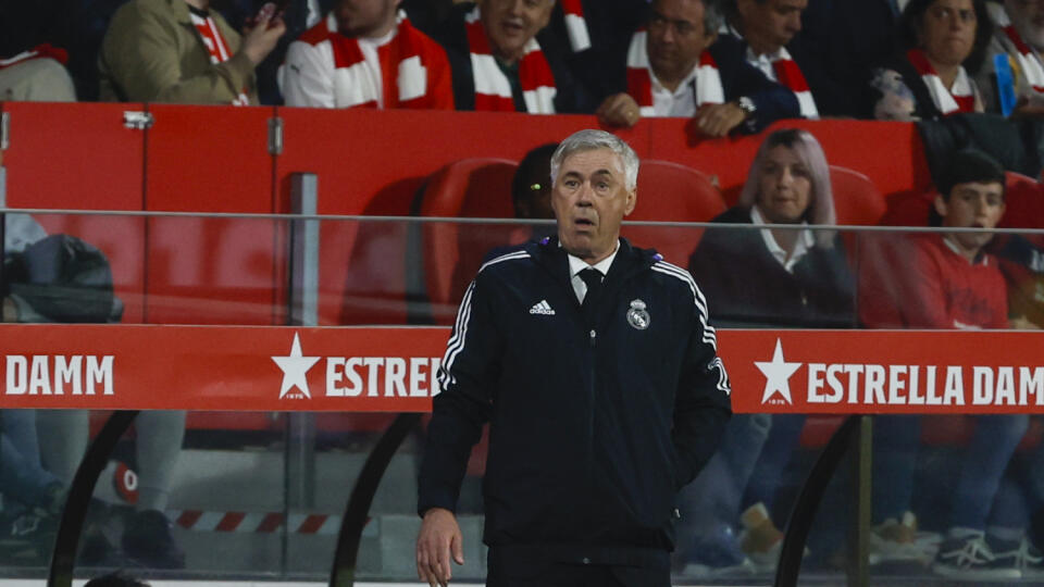 Girona - Tréner Realu Madrid Carlo Ancelotti reaguje počas zápasu 31. kola najvyššej španielskej La Ligy Girona FC - Real Madrid v Girone v utorok 25. apríla 2023. FOTO TASR/AP