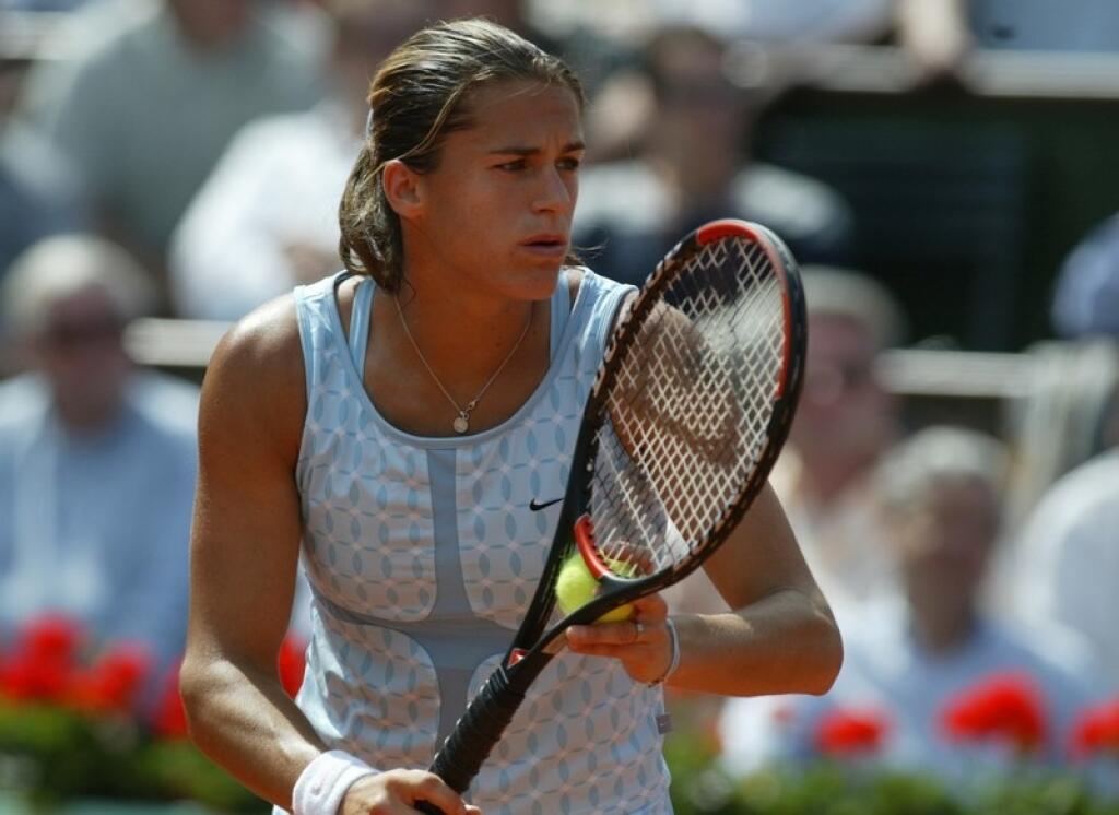 Amélie Mauresmová (Francúzsko) Dvojnásobná grandslamová šampiónka priznala svoju orientáciu vo veku 19 rokov. Od súperiek si neskôr vypočula niekoľko homofóbnych odkazov, no zostala silná a dotiahla to na post svetovej jednotky. Po hráčskej kariére trénovala wimbledonskú víťazku Marion Bartoliovú či Brita Andyho Murrayho. V auguste 2015 sa jej narodil syn Aaron, v apríli 2017 dcérka Ayla.
