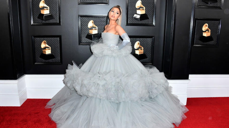 Ariana Grande zažiarila v róbe od návrhára Giambattista Valli.