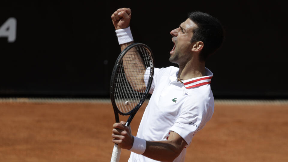 JB 26 Rím - Srbský tenista Novak Djokovič oslavuje po bodovom zisku v zápase proti Grékovi Stefanosovi Tsitsipasovi v štvrťfinále dvojhry na tenisovom turnaji ATP v Ríme 15. mája 2021. FOTO TASR/AP
Serbia's Novak Djokovic celebrates after winning a point to Greece's Stefanos Tsitsipas during their quarter-final match at the Italian Open tennis tournament, in Rome, Saturday, May 15, 2021. (AP Photo/Gregorio Borgia)