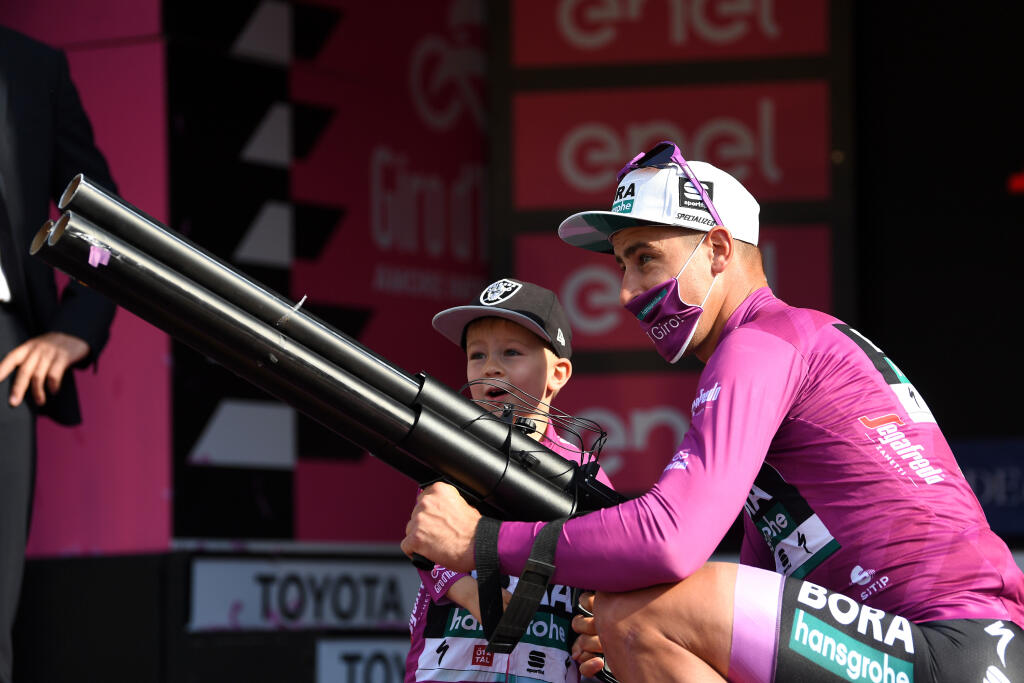 Sagan so synčekom Marlonom oslavovali spolu na pódiu Petrov zisk cyklámenového dresu na Giro d'Italia.