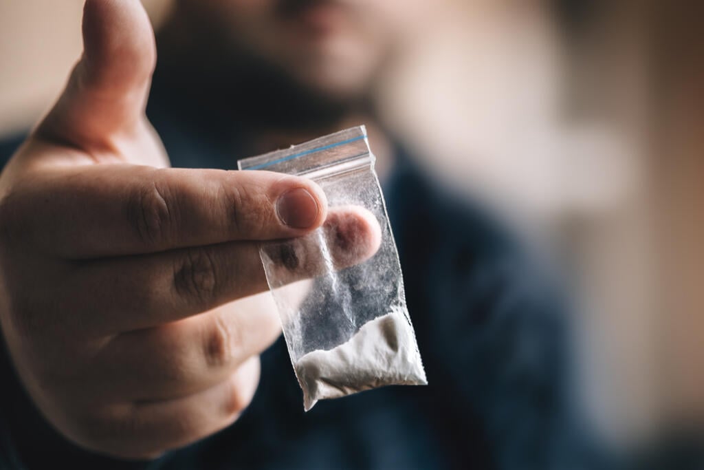 Ponuka je zameraná špeciálne na zahraničných turistov, ktorí chcú vyskúšať inak zakázanú drogu: Bolívijčania sem majú vstup zakázaný. Kokaín je síce v Bolívii pomerne lacný a ľahko dostupný, jeho užívanie je však aj tu nelegálne. Ako je teda možné, že Route 36 funguje a je dokonca známym barom? Nuž, nie všetko je len o korupcii. Majiteľ síce podpláca úradníkov i policajtov, ale zároveň musí aj každých pár týždňov meniť polohu baru. Route 36 tak nemá stálu adresu, ale presúva sa po celom La Paz.