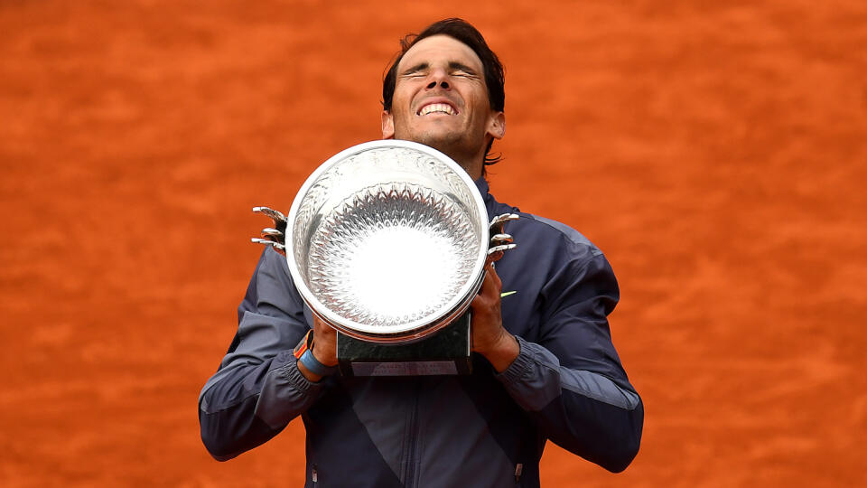 Ilustračná fotografia - Rafael Nadal sa teší zo zisku titulu na Roland Garros