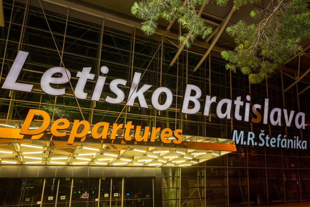 Na snímke prázdne letisko M.R. Štefánika v Bratislave.