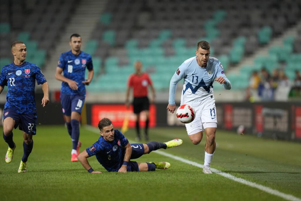 EBE 108 Ľubľana - Na snímke sprava slovinský hráč Domen Črnigoj a slovenský hráč Peter Pekarík v zápase H-skupiny kvalifikácie MS 2022 vo futbale Slovinsko - Slovensko v Ľubľani 1. septembra 2021. FOTO TASR/AP
Slovenia's Domen Crnigoj, right, competes for the ball with Slovakia's Peter Pekarik, second right, during the World Cup 2022 group H qualifying soccer match between Slovenia and Slovakia at the Stozice Sports Park stadium in Ljubljana, Wednesday, Sept. 1, 2021. (AP Photo/Darko Bandic)