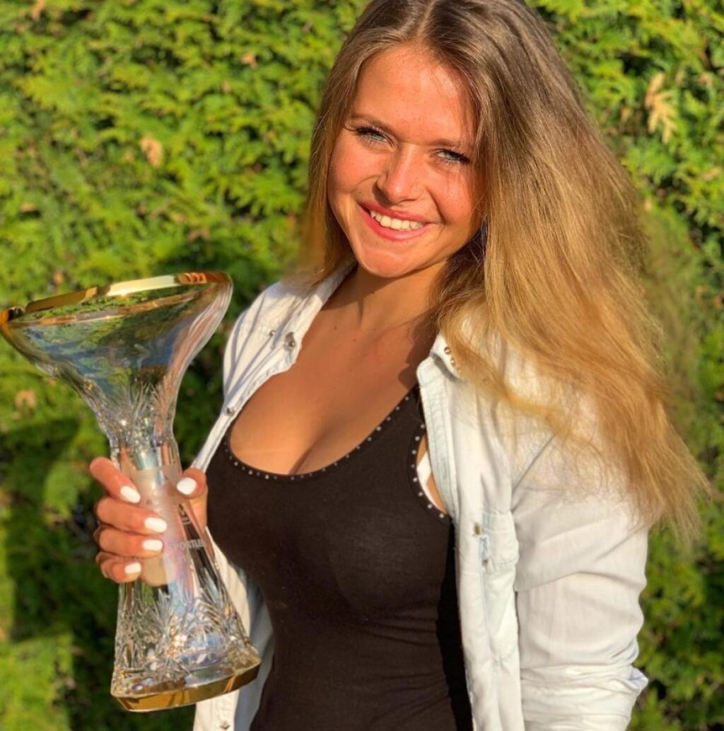 Bujný dekolt švajčiarskej lyžiarky sa dá len ťažko prehliadnuť.