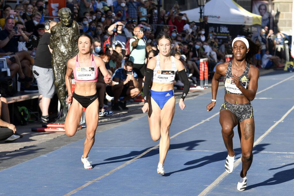 Na snímke zľava Paulina Guzowská z Poľska, slovenská bežkyňa Viki Forster a Shashalee Forbes z Jamajky počas behu na 60 yardov na mítingu JBL Jump Fest 2021 v Košciach 9. septembra 2021. FOTO TASR - Roman Hanc