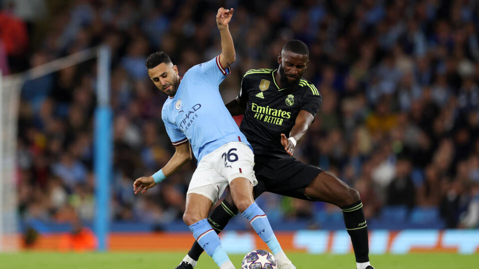 Na fotke sú futbalisti Antonio Rudiger (Real Madrid) a Riyad Mahrez (Manchester City).