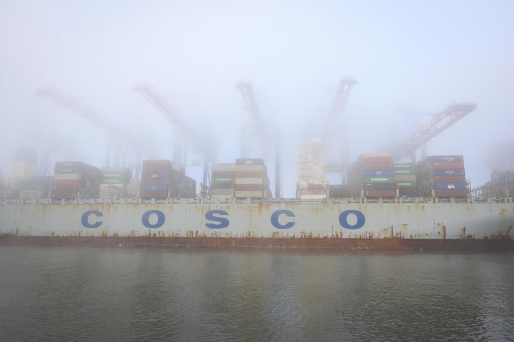 KK29 Hamburg - Na snímke kontajnerová loď Cosco Pride v prístave v Hamburgu 26. októbra 2022. Nemecká vláda sa v stredu dohodla na kompromise, ktorý umožní čínskej lodnej spoločnosti Cosco prevziať menší podiel v prevádzkovateľovi najväčšieho kontajnerového terminálu v Hamburgu. FOTO TASR/AP
The container ship 