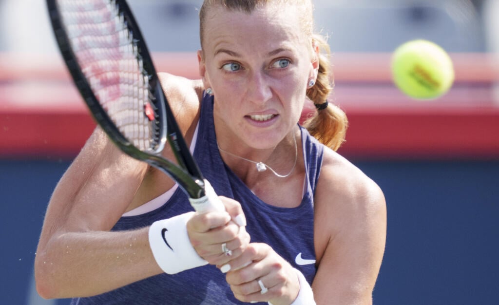 Česká tenistka Petra Kvitová odvracia loptičku Francúzke Fione Ferrovej v 2. kole tenisového turnaja WTA v Montreale 10. augusta 2021.