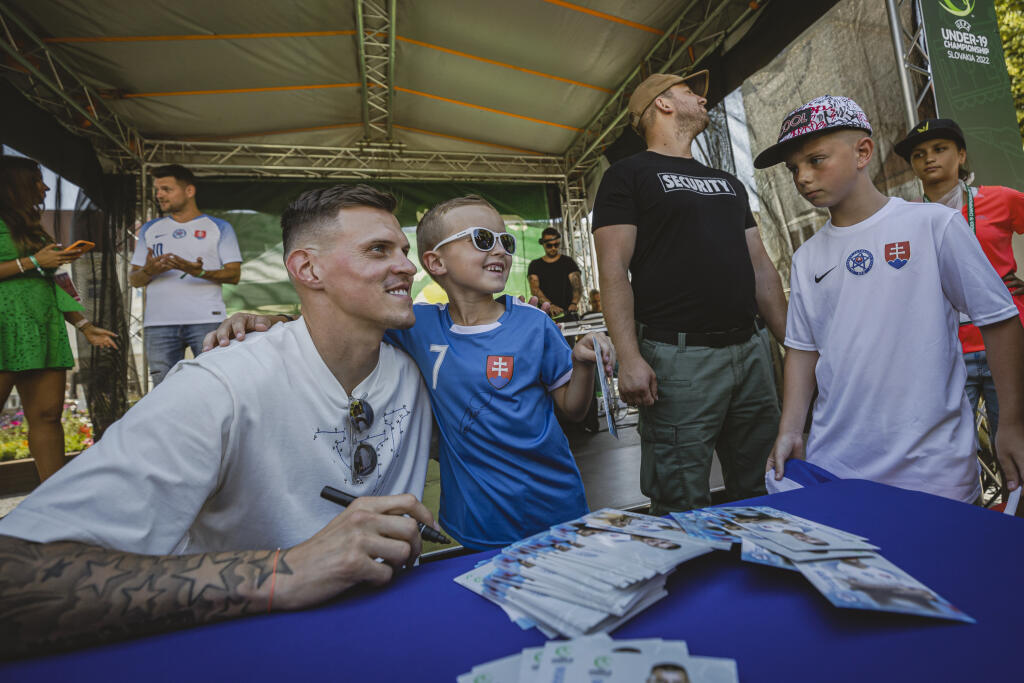 Na snímke bývalý slovenský futbalový obranca a bývalý kapitán Slovenskej reprezentácie Martin Škrtel počas autogramiády. Tento futbalista by mal ísť mladým hráčom príkladom.