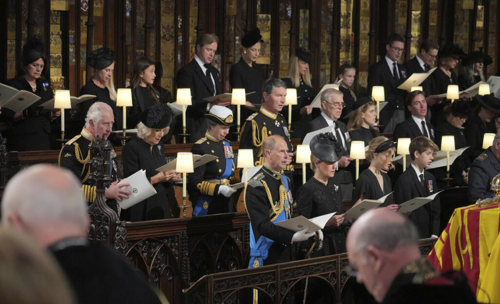 KK38 Windsor - Na snímke prvý rad zľava britský princ Edward, jeho manželka Sophie a ich deti Lady Louise Windsor a James, vikomt Severn, druhý rad zľava britský kráľ Karol III., jeho manželka Camilla, princezná Anna, jej manžel Tim Laurence, princ Andrew, princezná Beatrice, Edoardo Mapelli Mozzi a jeho manželka britská princezná Sarah počas obradu rozžehnania sa s telom britskej kráľovnej Alžbety II. v Kaplnke svätého Juraja na hrade Windsor v pondelok 19. septembra 2022. Obrad rozžehnania sa
