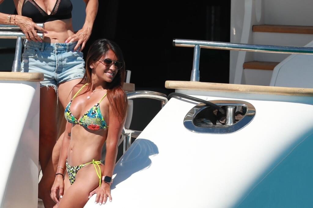 Ústrednou postavou výletu na megajachte neboli futbalové hviezdy, ale manželka Lionela Messiho Antonella. Paparazzi fotografi z nej nevedeli odtrhnúť objektívy a najviac už tradične bil do očí jej bujný dekolt.