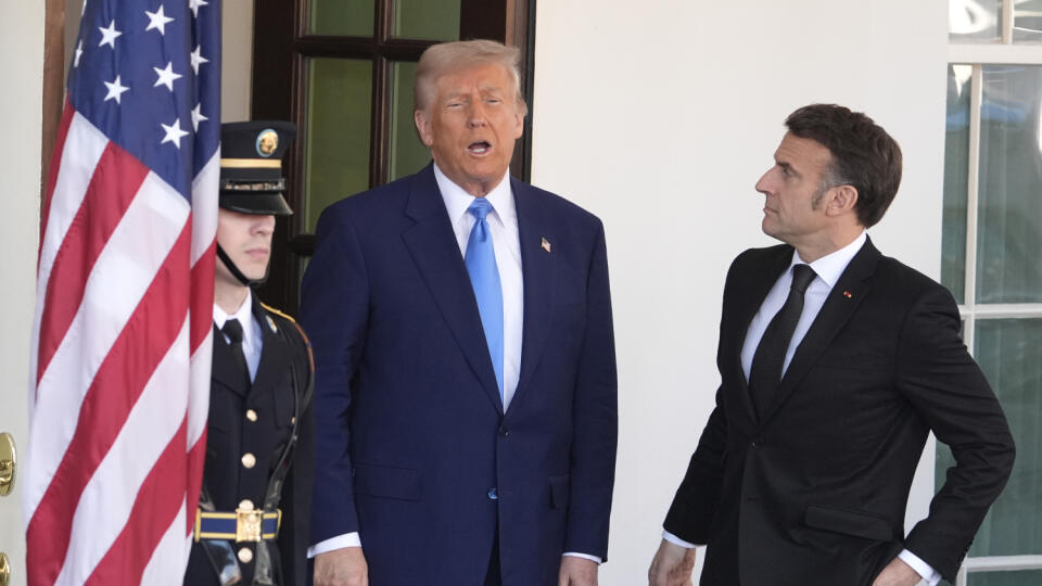 AG19 Washington - Na snímke americký prezident Donald Trump víta francúzskeho prezidenta Emmanuela Macrona pred začatím tlačovej konferencie v Bielom dome vo Washingtone v pondelok 24. februára 2025. FOTO TASR/AP
President Donald Trump, left, greets France's President Emmanuel Macron before a news conference at the White House, Monday, Feb. 24, 2025, in Washington. (AP Photo/Manuel Balce Ceneta)