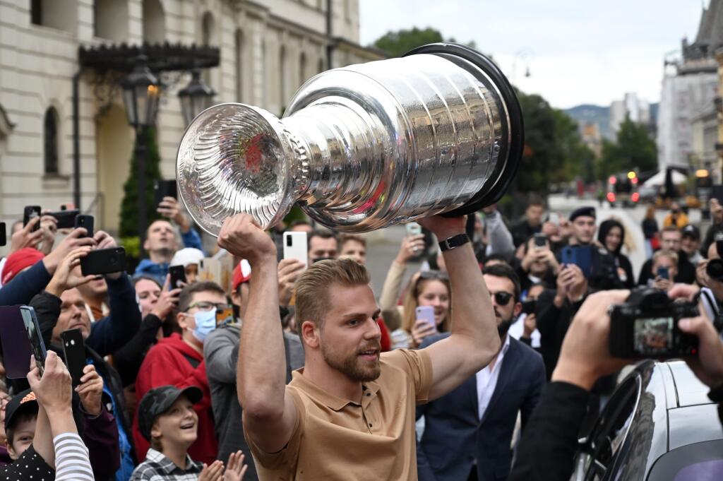 Erik Černák ukázal najslávnejšiu hokejovú trofej aj fanúšikom v Košiciach.