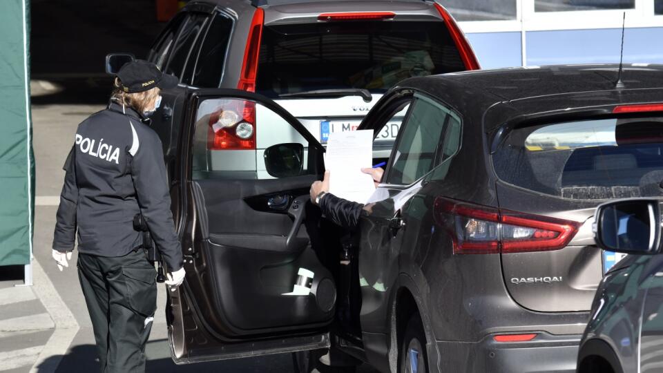 Na snímke kontrola automobilov pred antigénovým testovaním na hraničnom priechode Slovenska s Ukrajinou Vyšné Nemecké v pondelok 9. novembra 2020. FOTO TASR - Roman Hanc
