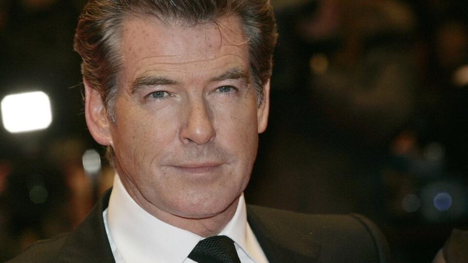 Pierce Brosnan odhalil na pláži svoje zaguľatené brucho, ktoré zvykne skrývať pod oblekmi.