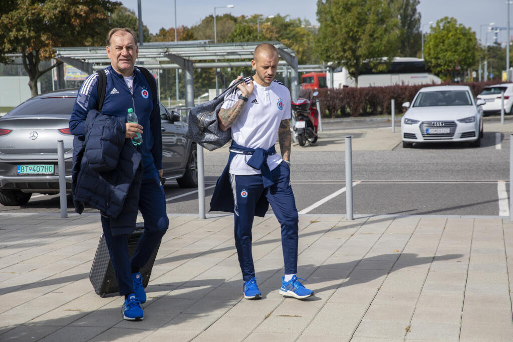 Na snímke sú futbalisti a funkcionári Slovana Bratislava pred odletom do Bazileja.
Tréner Vladimír Weiss zo synom.