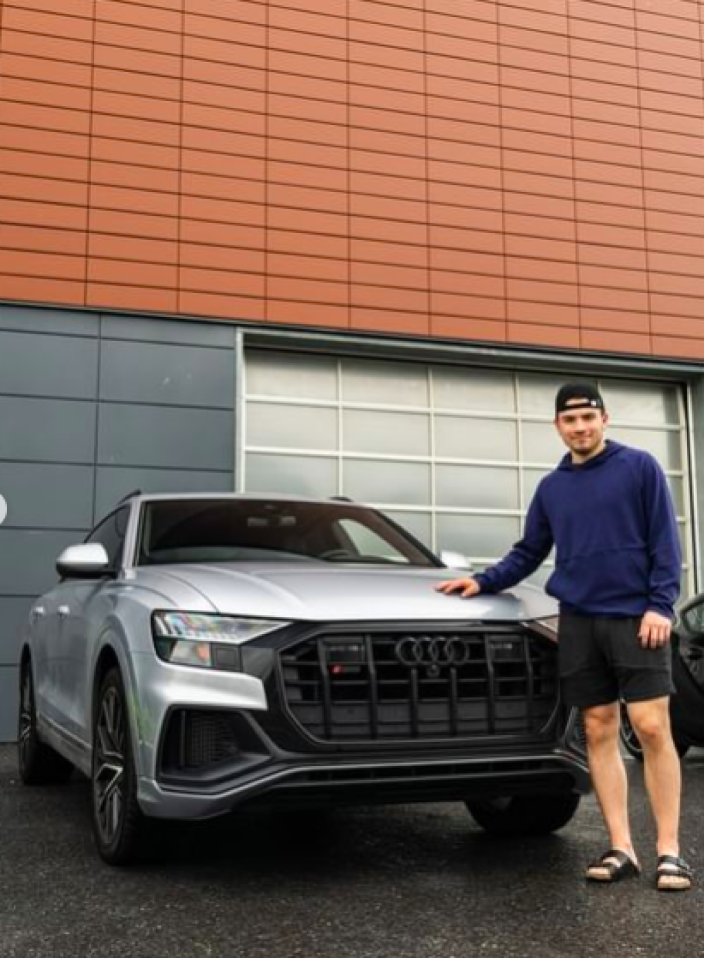 Slafkovského auto sa ani zďaleka nechýtá na auto kapitána Montrealu Nicka Suzukiho.