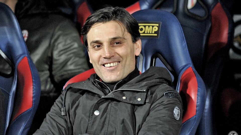 Vincenzo Montella (42) Bývalý taliansky reprezentant si spravil ako tréner dobré meno predovšetkým vo Fiorentine. V roku 2013 získal aj cenu Enza Bearzota pre najlepšieho kouča z Apeninského polostrova (vlani ju získal Claudio Ranieri za titul v Premier League s Leicestrom – pozn.). Od aktuálnej sezóny vedie milánske AC. Hoci meria len 172 cm, fanúšičky sú z neho namäkko.
