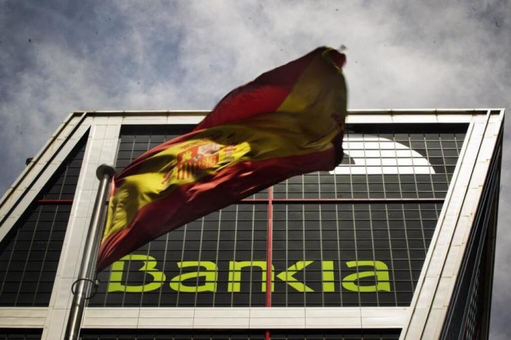 Fitch znížil rating Španielsku, pohrozil USA