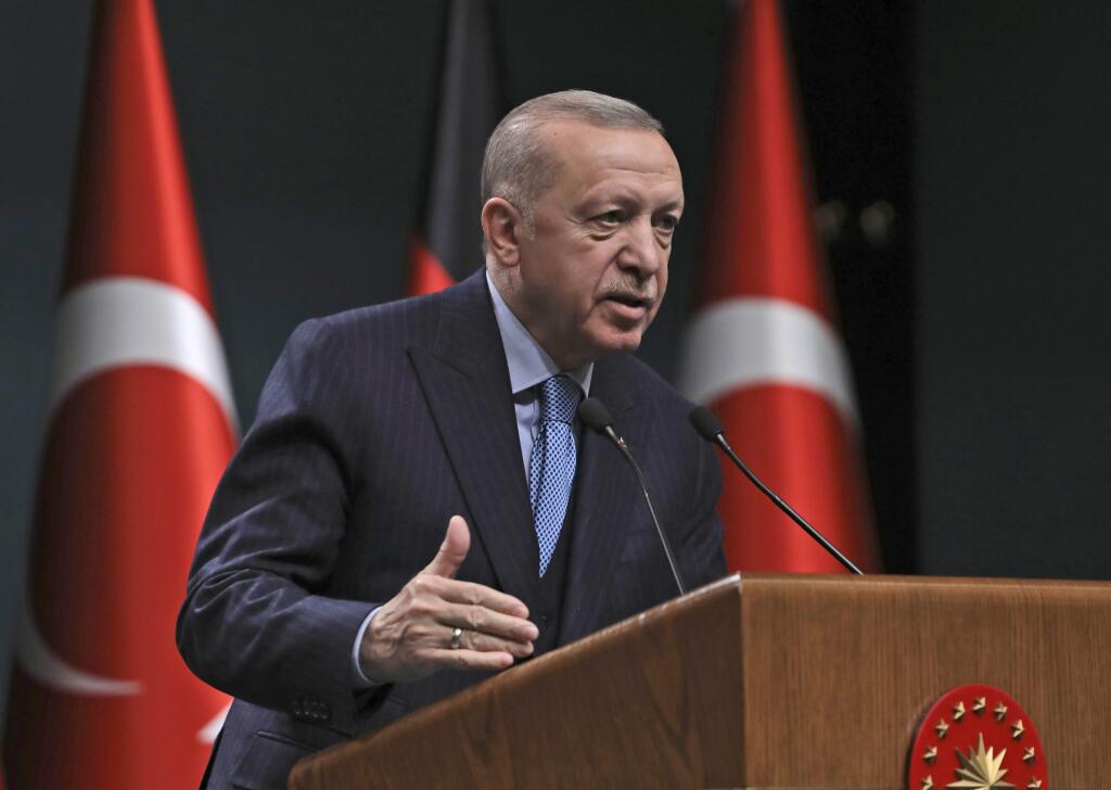 PK 23 Ankara - Turecký prezident Recep Tayyip Erdogan odpovedá na otázky novinárov počas tlačovej konferencie s nemeckým kancelárom Olafom Scholzom v Ankare v pondelok 14. marca 2022. FOTO TASR/AP

Turkish President Recep Tayyip Erdogan speaks during a joint press conference with Germany's Chancellor Olaf Scholz following their talks, in Ankara, Turkey, Monday, March 14, 2022. Turkey and Germany pledged Monday to continue diplomatic work for a cease-fire in Ukraine, while emphasizing the importa