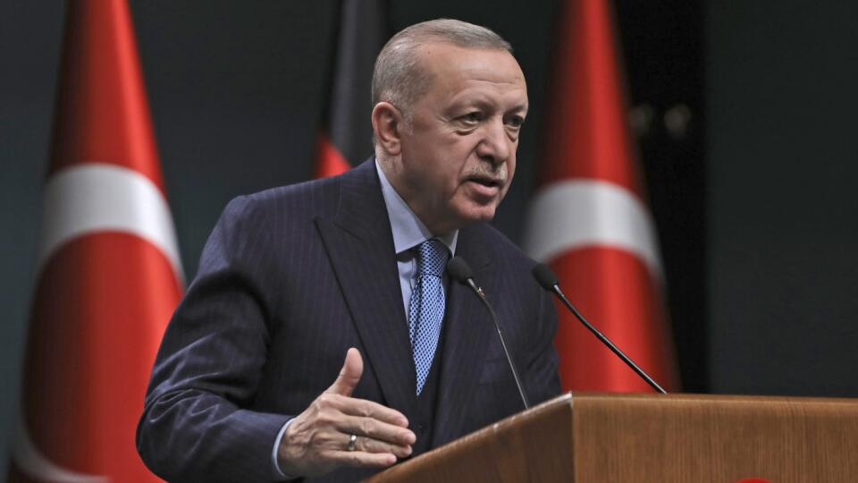 PK 23 Ankara - Turecký prezident Recep Tayyip Erdogan odpovedá na otázky novinárov počas tlačovej konferencie s nemeckým kancelárom Olafom Scholzom v Ankare v pondelok 14. marca 2022. FOTO TASR/AP
Turkish President Recep Tayyip Erdogan speaks during a joint press conference with Germany's Chancellor Olaf Scholz following their talks, in Ankara, Turkey, Monday, March 14, 2022. Turkey and Germany pledged Monday to continue diplomatic work for a cease-fire in Ukraine, while emphasizing the importa