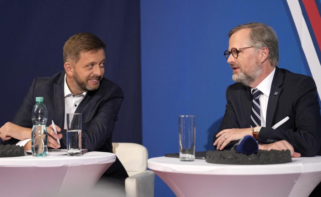WA 38 Praha - Líder koalície SPOLU Petr Fiala (vpravo), ktorá združuje tri strany ODS, KDU-ČSL a TOP 09  a spolulíder koalície Piráti a Starostovia Vít Rakušan v poslednej predvolebnej debate v českom rozhlase v Prahe v piatok 8. októbra 2021. V debate sa stretli zástupcovia ôsmich strán, hnutí alebo koalícií s najvyššími preferenciami. Debata sa skončila o 13:59, minútu pred otvorení volebných miestností.  V piatok sa v Českej republike oficiálne začali voľby do Poslaneckej snemovne Parlamentu 