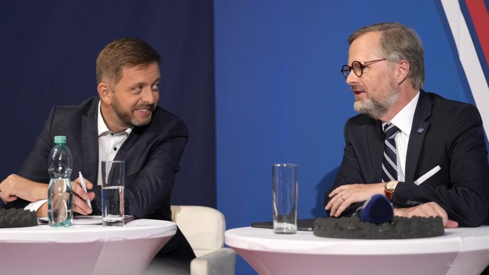 WA 38 Praha - Líder koalície SPOLU Petr Fiala (vpravo), ktorá združuje tri strany ODS, KDU-ČSL a TOP 09 a spolulíder koalície Piráti a Starostovia Vít Rakušan v poslednej predvolebnej debate v českom rozhlase v Prahe v piatok 8. októbra 2021. V debate sa stretli zástupcovia ôsmich strán, hnutí alebo koalícií s najvyššími preferenciami. Debata sa skončila o 13:59, minútu pred otvorení volebných miestností. V piatok sa v Českej republike oficiálne začali voľby do Poslaneckej snemovne Parlamentu