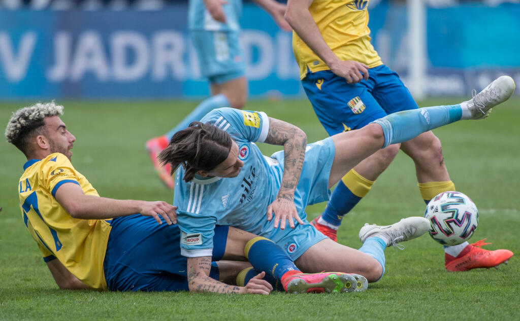 Na snímke zľava Sebastian Nebyla (DAC) a David Holman (Slovan) bojujú o loptu počas zápasu 4. kola nadstavbovej časti Fortuna ligy v skupine o titul FC DAC 1904 Dunajská Streda - ŠK Slovan Bratislava v Dunajskej Strede v nedeľu 11. apríla 2021. FOTO TASR - Martin Baumann