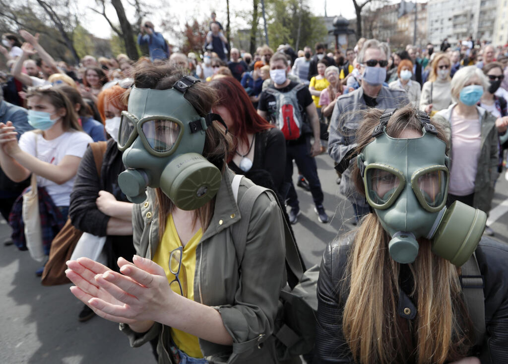 WA 48 Belehrad - Ľudia v plynových maskách  protestujú pred budovou parlamentu v Belehrade v sobotu 10. apríla 2021. Ekologickí aktivisti protestovali proti zhrošujúcej sa enviromentálnej situácii v krajine. FOTO TASR/AP   

People attend a protest in front of the Serbian Parliament building in Belgrade, Serbia, Saturday, April 10, 2021. Environmental activists are protesting against worsening environmental situation in Serbia. (AP Photo/Darko Vojinovic)