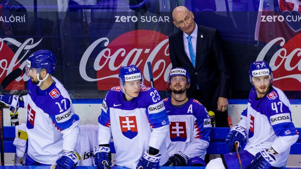Obranca Michal Čajkovský a útočník Michal Krištof triafali zastrčenú gumu v ľade, ktorá drží bránku, vyzvať do súboja sa nechali aj asistenti Michal Handzuš a Andrej Podkonický.