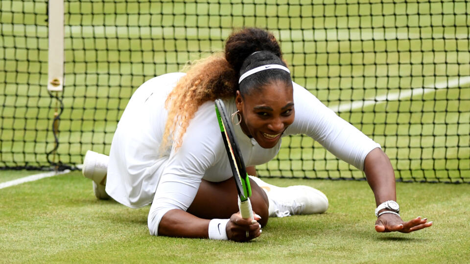 Napriek tomu, že je až svetovou desiatkou, je okolo nej na Wimbledone najviac rozruchu. Serena Williamsová na seba neupozornila len štvorhrou s Andym Murraym, ale aj outfitom, v ktorom ukázala viac, ako by bolo treba.