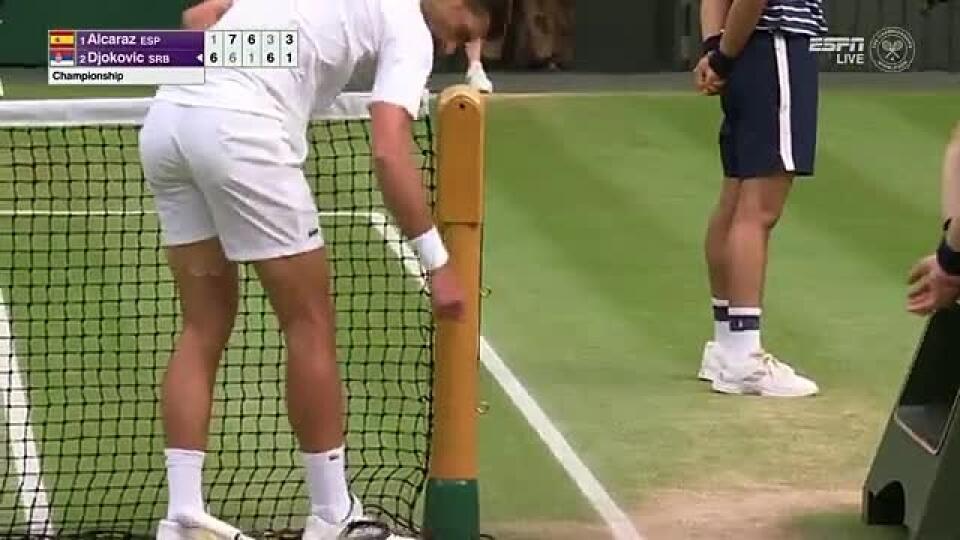 Finále vo Wimbledone sprevádzali veľké emócie: Djokovič stratil nervy a zničil raketu