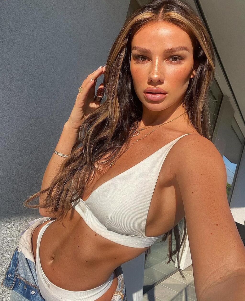 Ruby sa môže pochváliť dokonalými krivkami, ktoré vystavuje na sociálnej sieti. Fanúšikovia pri pohľade na jej telo nechápu, ako mohol Dele Alli viac času tráviť pri videohrách ako pri nej.