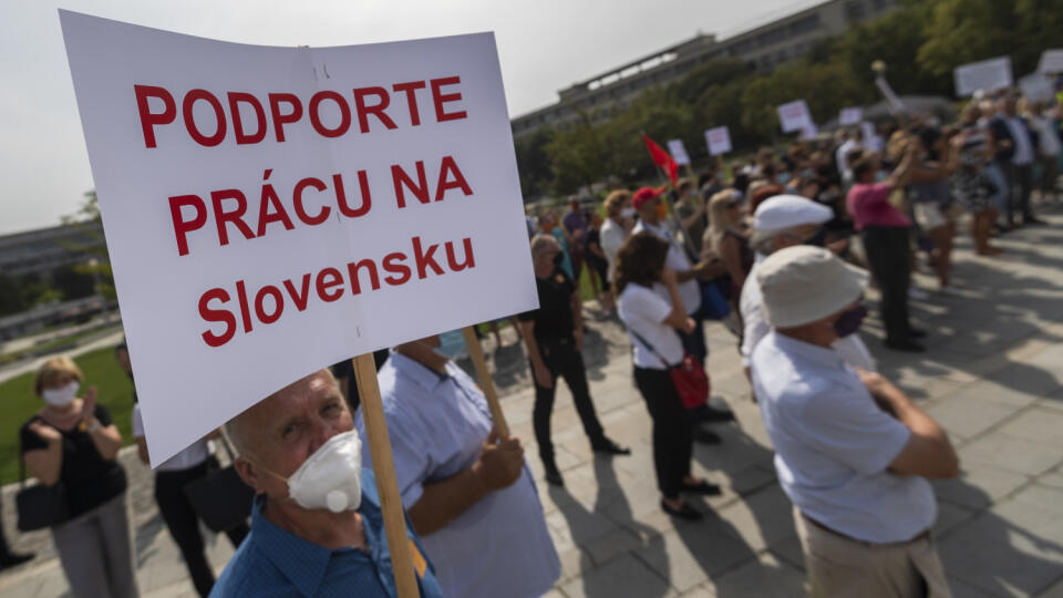 Na snímke protestujúci s transparentom počas zhromaždenia Asociácie hotelov a reštaurácií Slovenska na podporu cestovného ruchu pred Úradom vlády SR v Bratislave 16. septembra 2020. FOTO TASR - Jaroslav Novák
