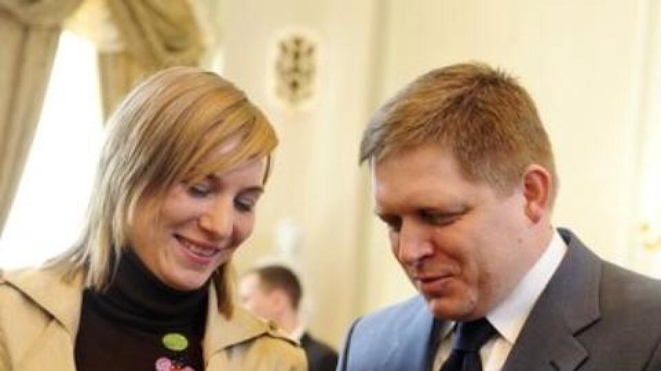 Robert Fico prezerá medaily Anastasie Kuzminovej zo Zimných olympjskych hier vo Vancouveri