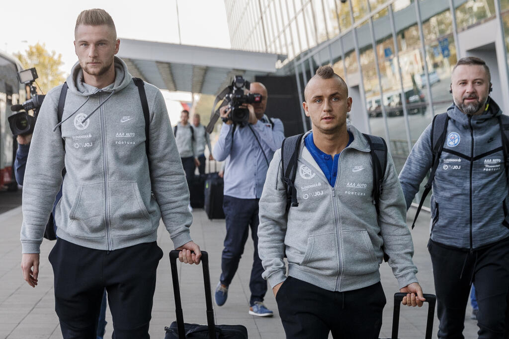 Slovenskí futbalisti odleteli na prípravný zápas do Švédska.