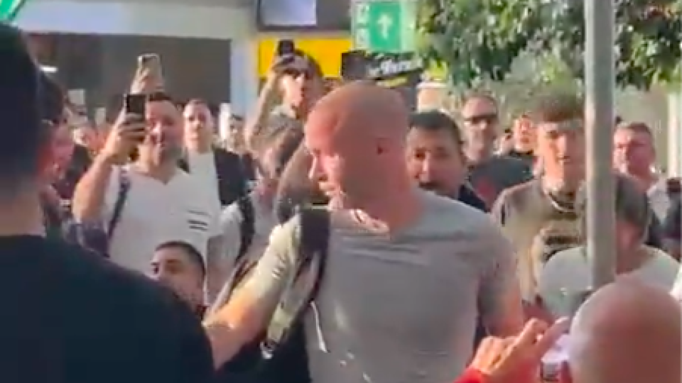 Desivé zábery z Budapešti: Fanúšikovia AS Rím napadli rozhodcu.