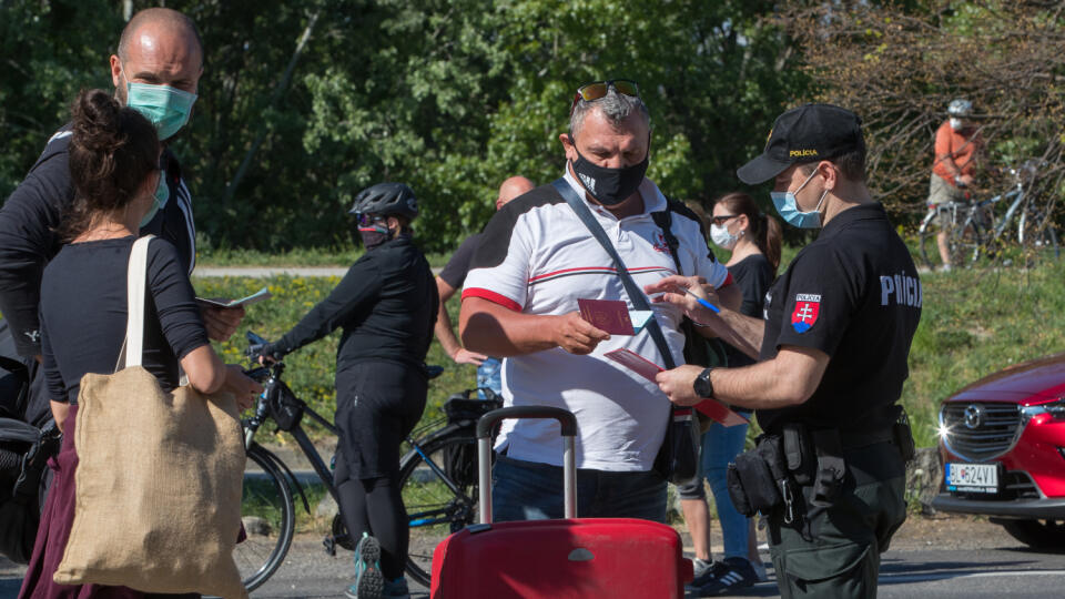 Protestné zhromaždenie pendlerov a slovenských opatrovateľiek na hraničnom priechode Bratislava/Berg v čase pandémie koronavírusu. Prišli vyjadriť svoj nesúhlas s opatreniami krízového štábu na Slovensku, ktoré ich nútene zatvrajú do karantény.