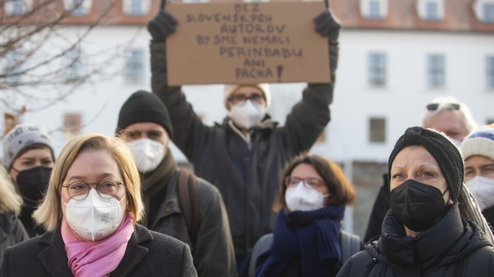 Na snímke vľavo riaditeľka LITA Jana Vozárová a vpravo spisovateľka Uršuľa Kovalyk počas tlačovej konferencie príležitosti spustenia petície za férovú kultúru 1. februára 2022 v Bratislave. FOTO TASR - Jakub Kotian