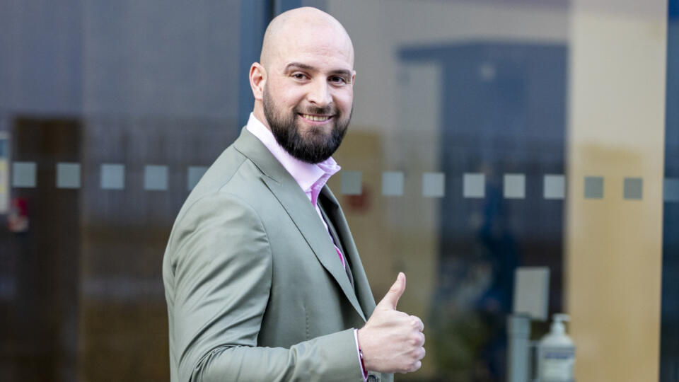 Prichod do VIP sektoru pred začiatkom zápasu Európskej konferenčnej ligy, ŠK Slovan Bratislava – FC Bazilej. Na snímke je Ivan Kmotrík .