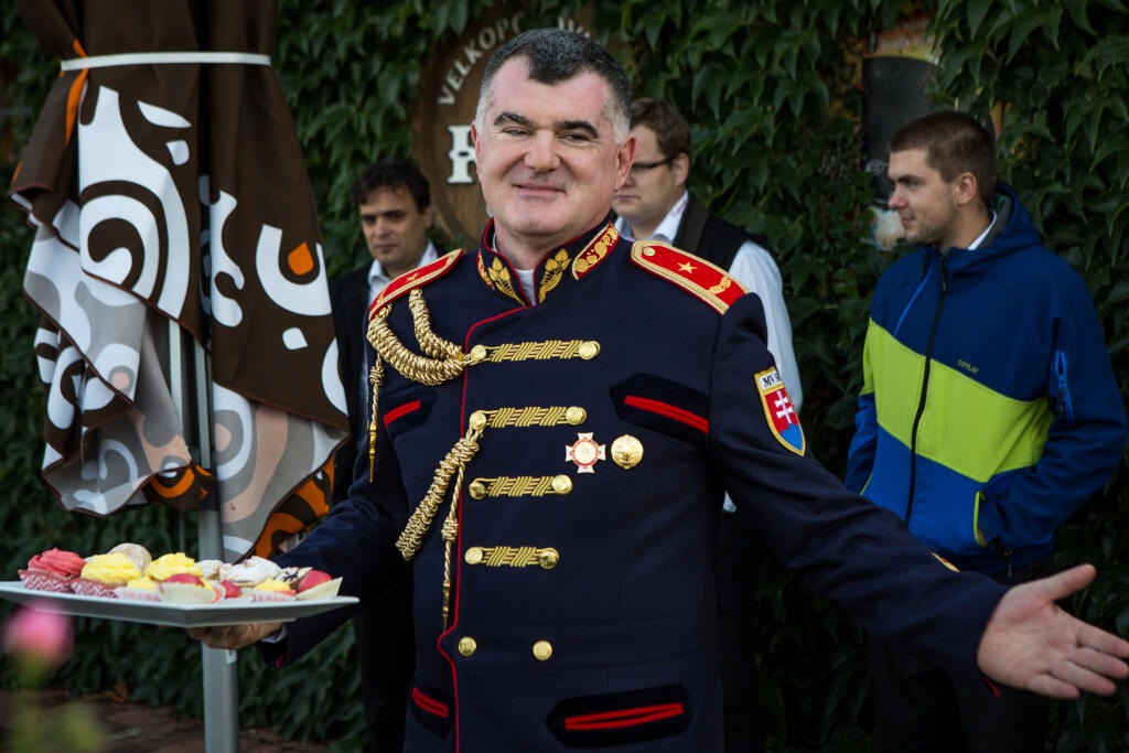 Alexander Nejedlý sa ženil v hasičskej uniforme.