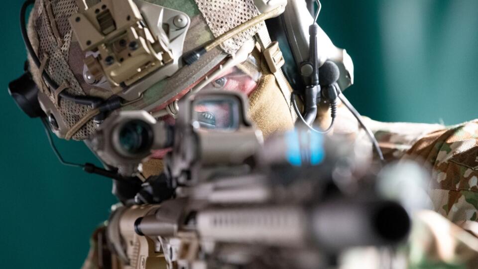 Na archívnej snímke z 10. mája 2021 inštruktor počas streleckého výcviku elitného vojenského oddielu Kommando Spezialkräfte (KSK) v jeho domovských kasárňach v meste Calw v spolkovej krajine Bádensko-Württembersko. Nemecká ministerka obrany Annegret Krampová-Karrenbauerová sa rozhodla pre zachovanie elitného vojenského oddielu Kommando Spezialkräfte (KSK) v rámci nemeckej armády. Komando po viacerých škandáloch prešlo reformou, napísala v utorok 15. júna 2021