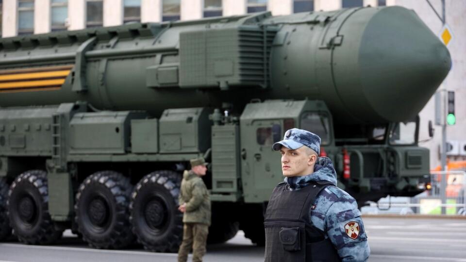 Ruská jadrová zbraň: Na snímke ruský vojak stojí pri strategickom raketovom systéme v Moskve.