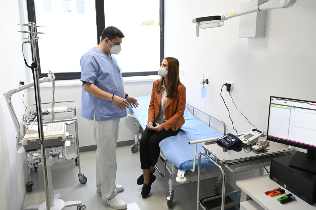 Na snímke lekár demonštruje spolu s figurantkou ako prebieha prvotné vyšetrenie pacienta v príjmacej ambulancii nového urgentu počas slávnostného otvorenia v Nemocnici s poliklinikou Prievidza so sídlom v Bojniciach 3. októbra 2022. Nový urgent plánuje nemocnica spustiť v polovici októbra a bude slúžiť aj ako školiace stredisko pre záchranárov. FOTO TASR - Radovan Stoklasa