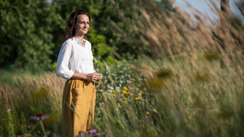 Záhrada spomienok vznikala asi dva roky a za jej otvorením stoja dve šikovné dámy Andrea Uherková a Monika Suchánska s ich projektom Funebra. Na foto je Andrea Uherková.