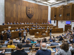 Slovenskí ŠKOLÁCI aj rodičia ostanú v ŠOKU: V parlamente pripravujú pre ŽIAKOV OBROVSKÚ zmenu!