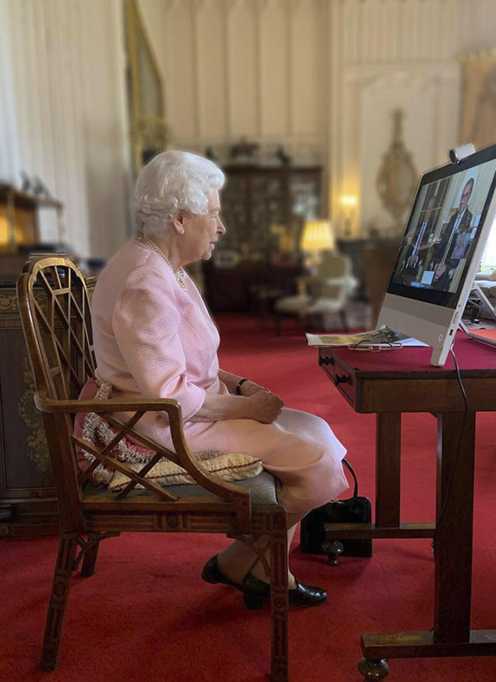 KK23 Windsor - Na snímke z 24. februára 2021 vydanej 2. marca 2021 Buckinghamským palácom britská kráľovná Alžbeta II. počas videohovoru s guvernérom štátu Južná Austrália Hieu Van Leom (vľavo na obrazovke) a sochárom Robertom Hannafordom na Windsorskom hrade. FOTO TASR/AP
In this photo dated Feb. 24, 2021, and issued Tuesday March 2, 2021, by Buckingham Palace, showing Britain's Queen Elizabeth II, at Windsor Castle during a videocall with the Governor of South Australia Hieu Van Le, left on sc